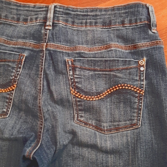 SANTANA High Waist, Cropped Mom Jean - Very Soft Denim - Women's Size 8 - Picture 4 of 6